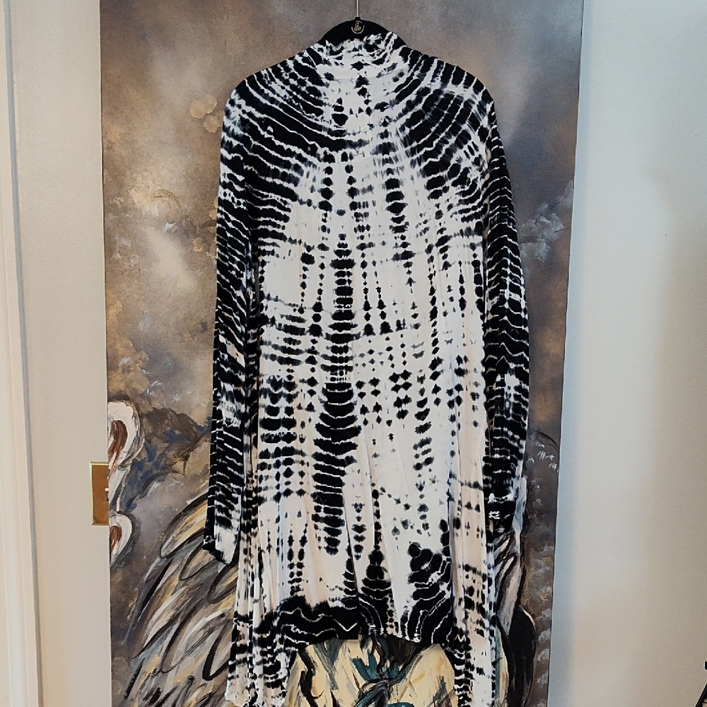 On Running Black and White Tunic Top - Picture 6 of 9
